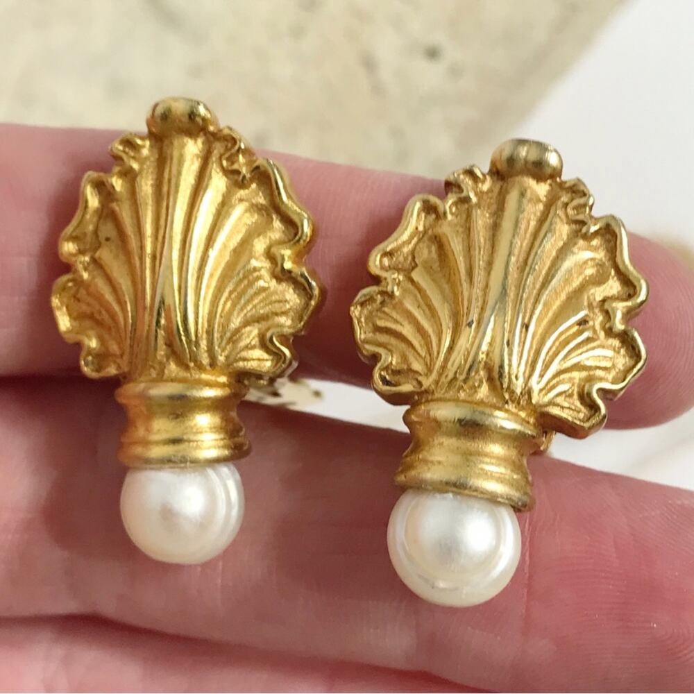 VTG Catherine Prevost Signed Baroque Pearl 9mm Gold Tone Shell Clip On Earrings